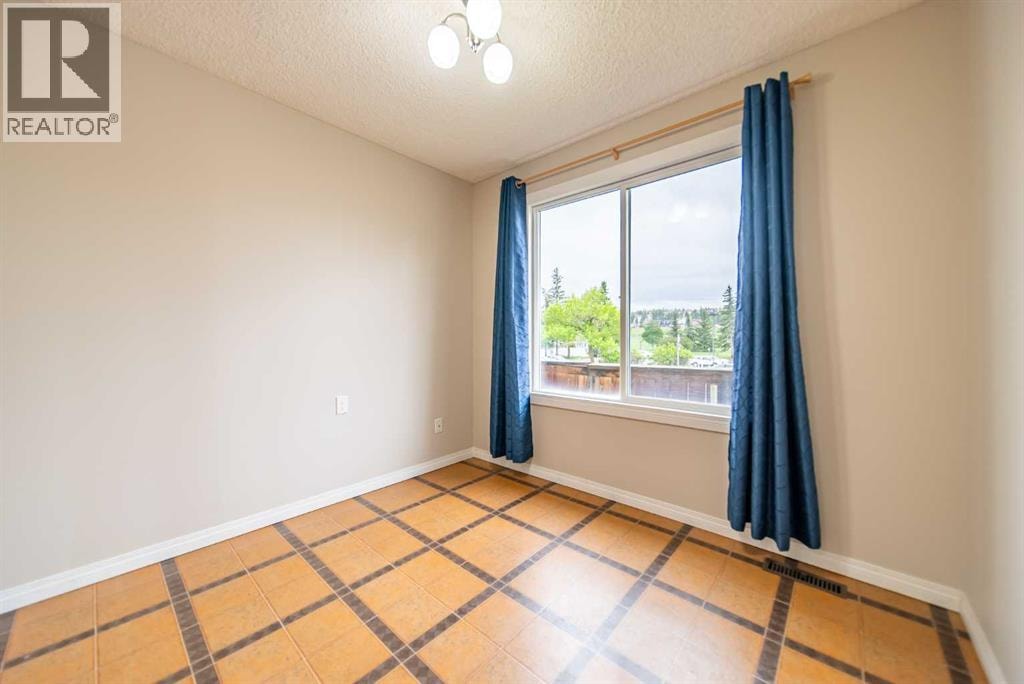 5119 30 Avenue SW — photo 28