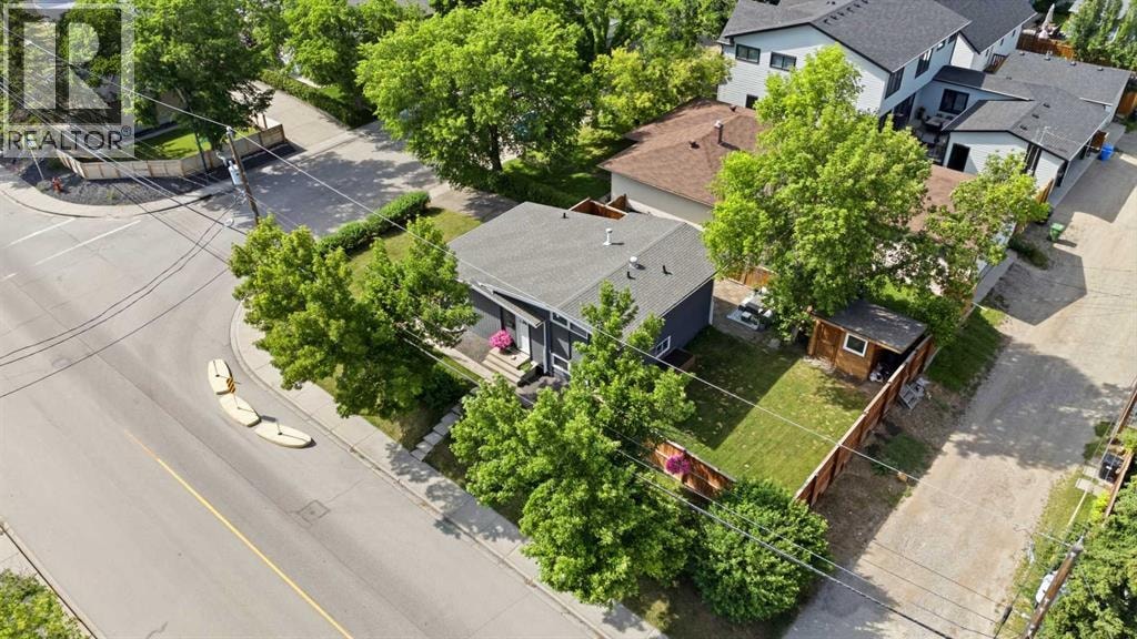 2516 63 Avenue SW — photo 2