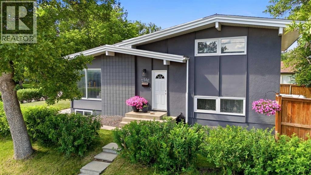2516 63 Avenue SW — photo 1