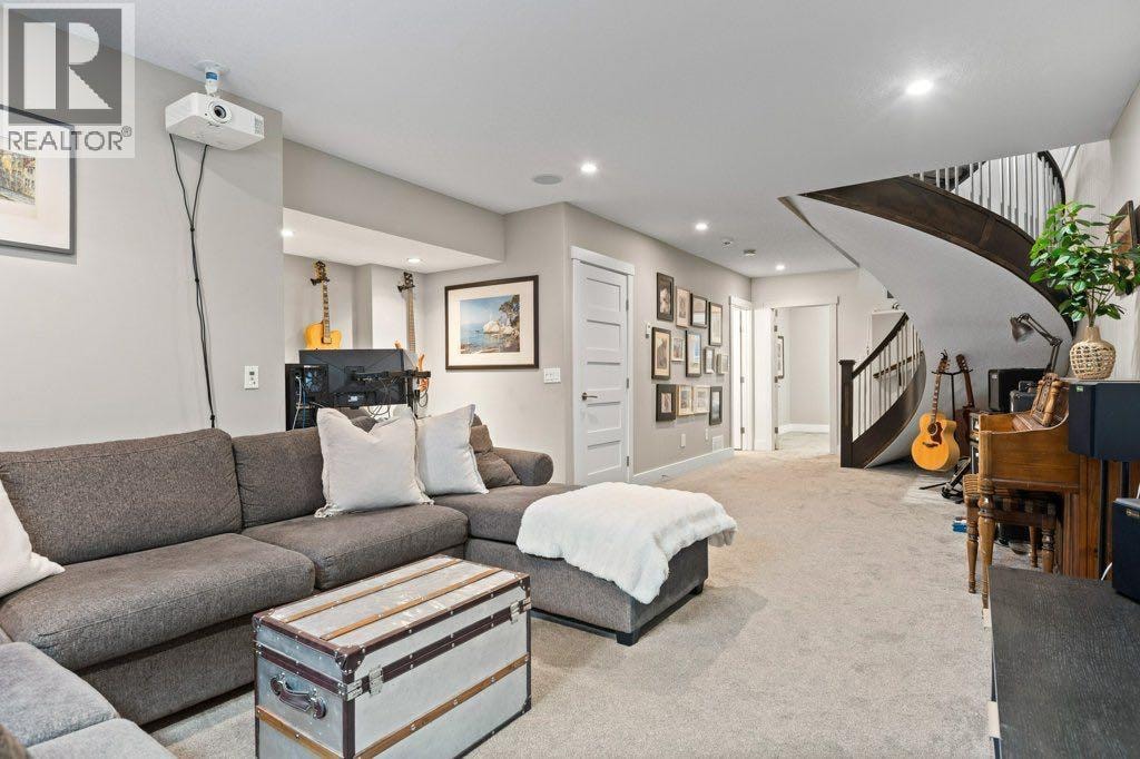 2113 21 Avenue SW — photo 30