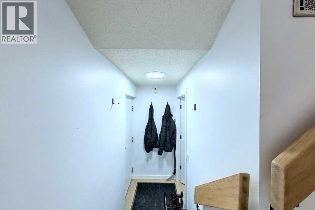 425, 3131 63 Avenue SW — photo 31