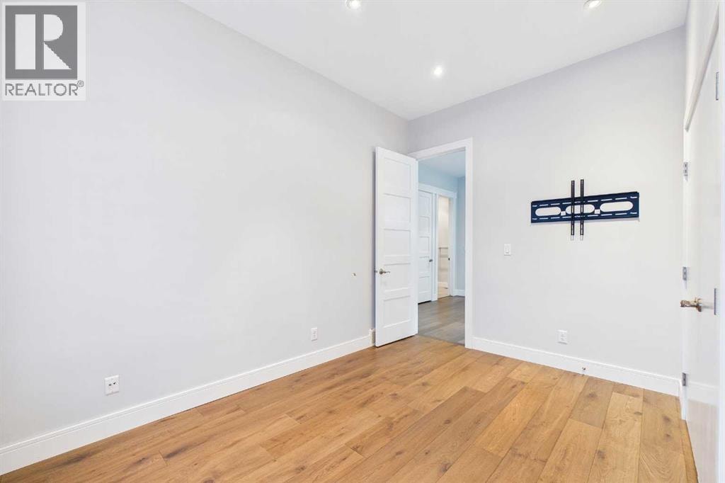 2430 28 Avenue SW — photo 32