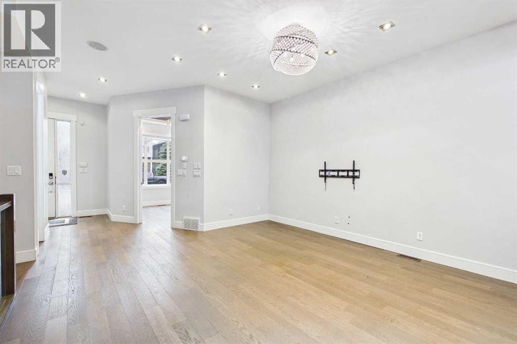2430 28 Avenue SW — photo 13