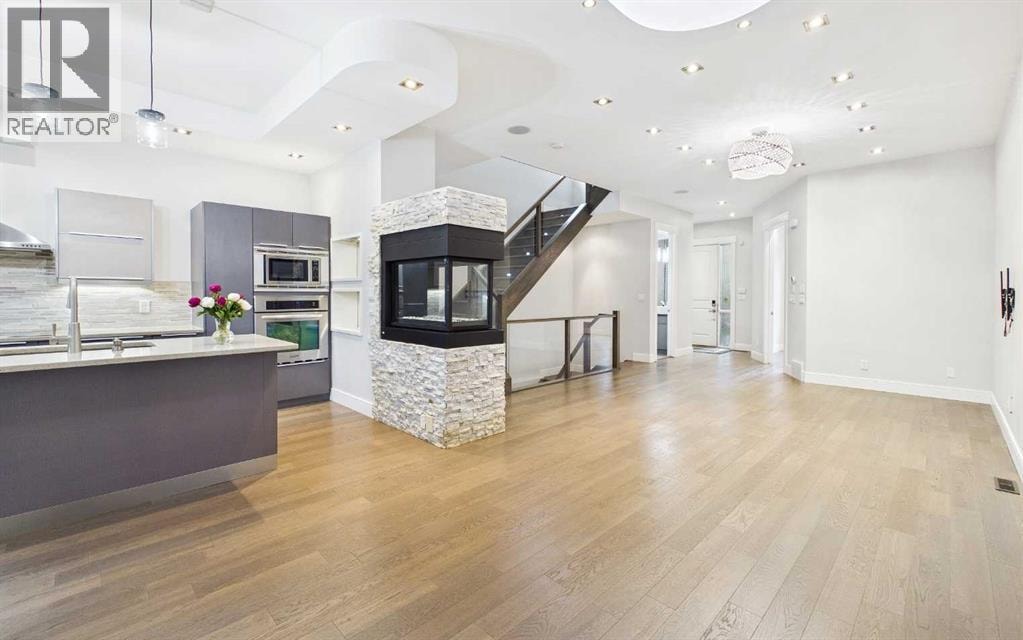 2430 28 Avenue SW — photo 2