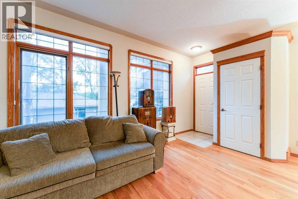 256 43 Avenue NW — photo 14