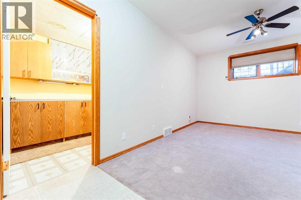 256 43 Avenue NW — photo 36