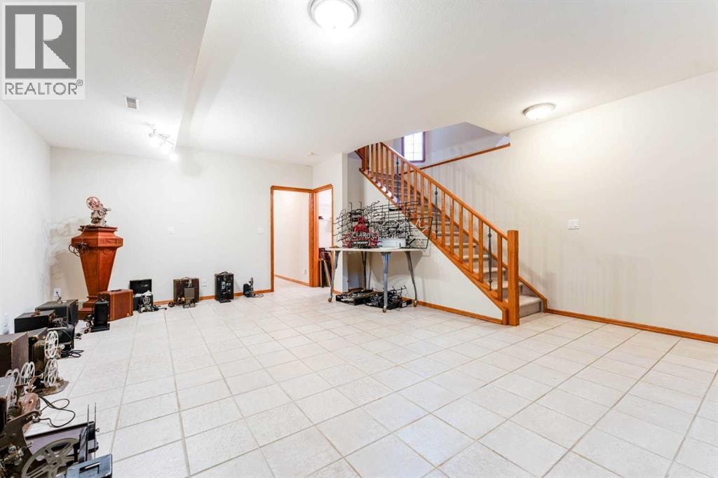 256 43 Avenue NW — photo 32