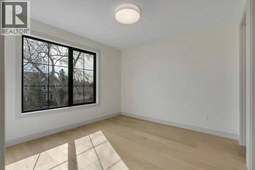 2034 49 Avenue SW — photo 35