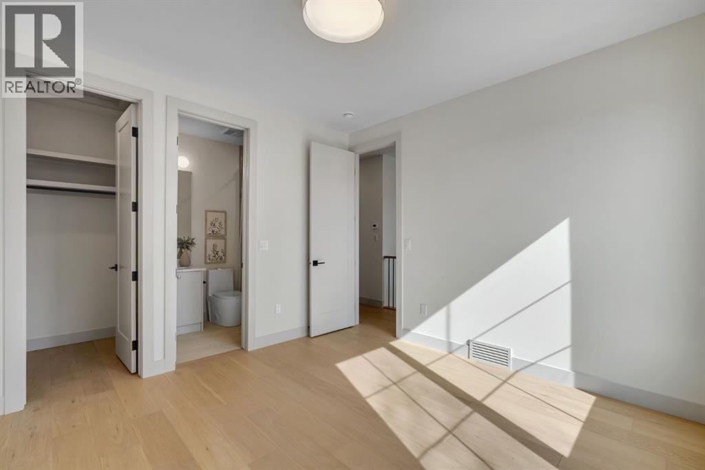 2034 49 Avenue SW — photo 36
