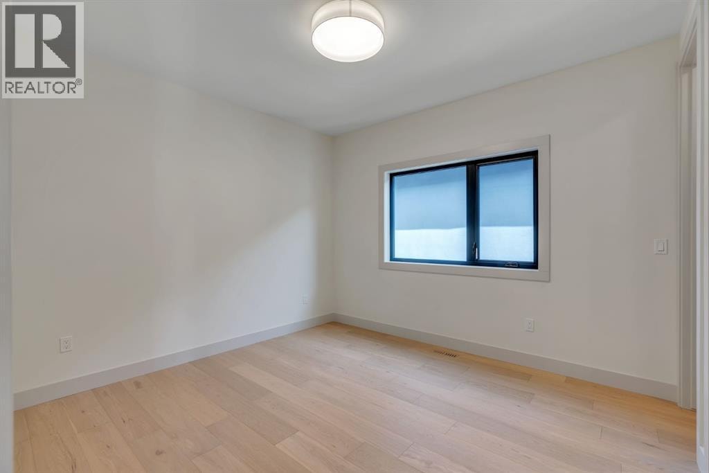 2034 49 Avenue SW — photo 38