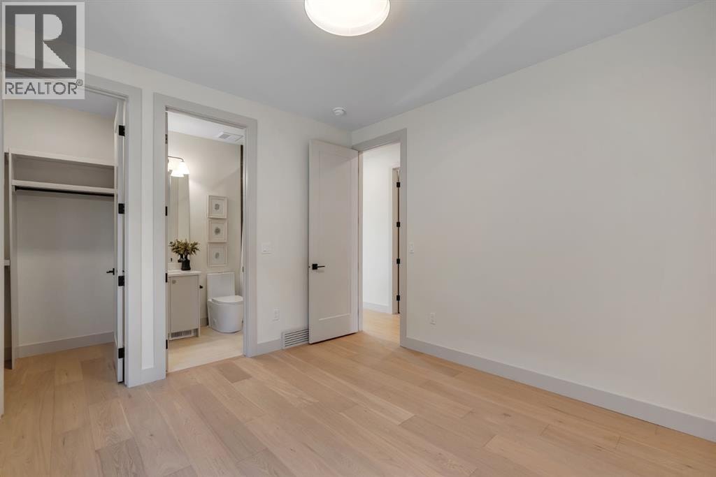 2034 49 Avenue SW — photo 39