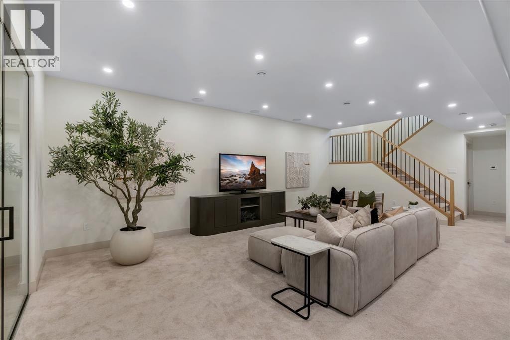 2034 49 Avenue SW — photo 48