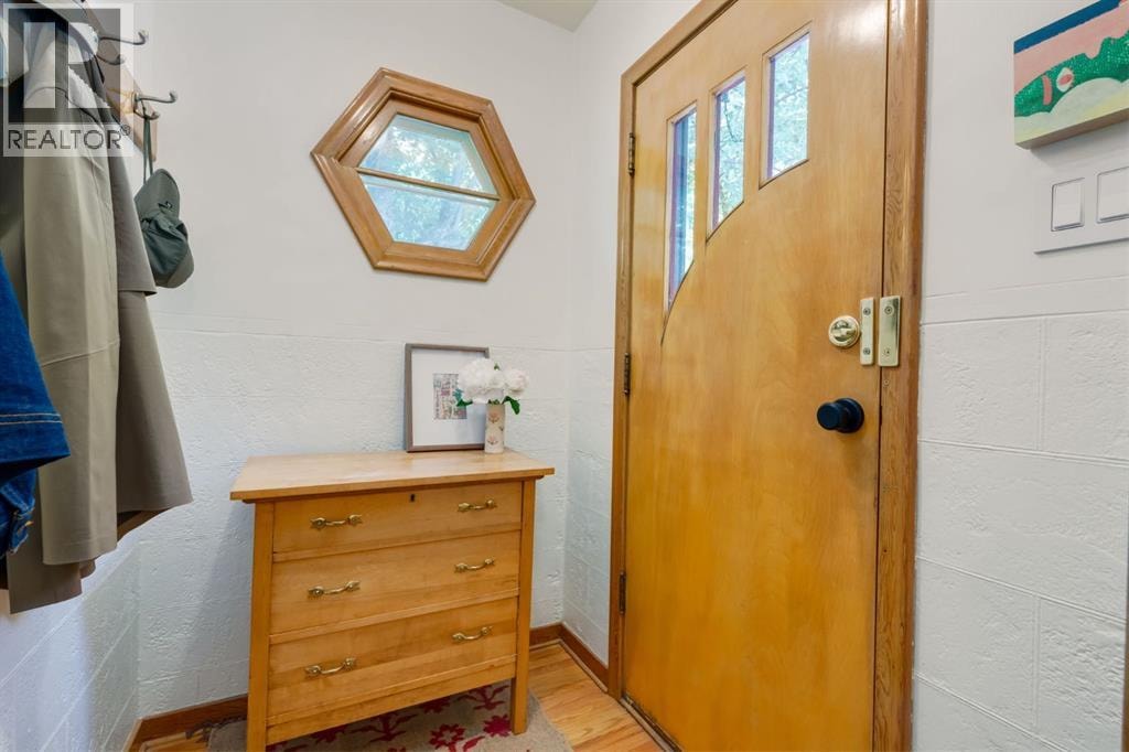 604 10 Avenue NE — photo 2
