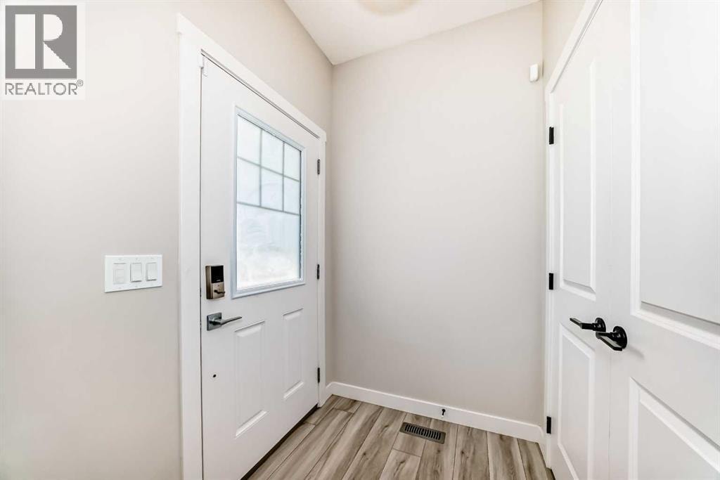1104 Bayview Gardens SW — photo 2