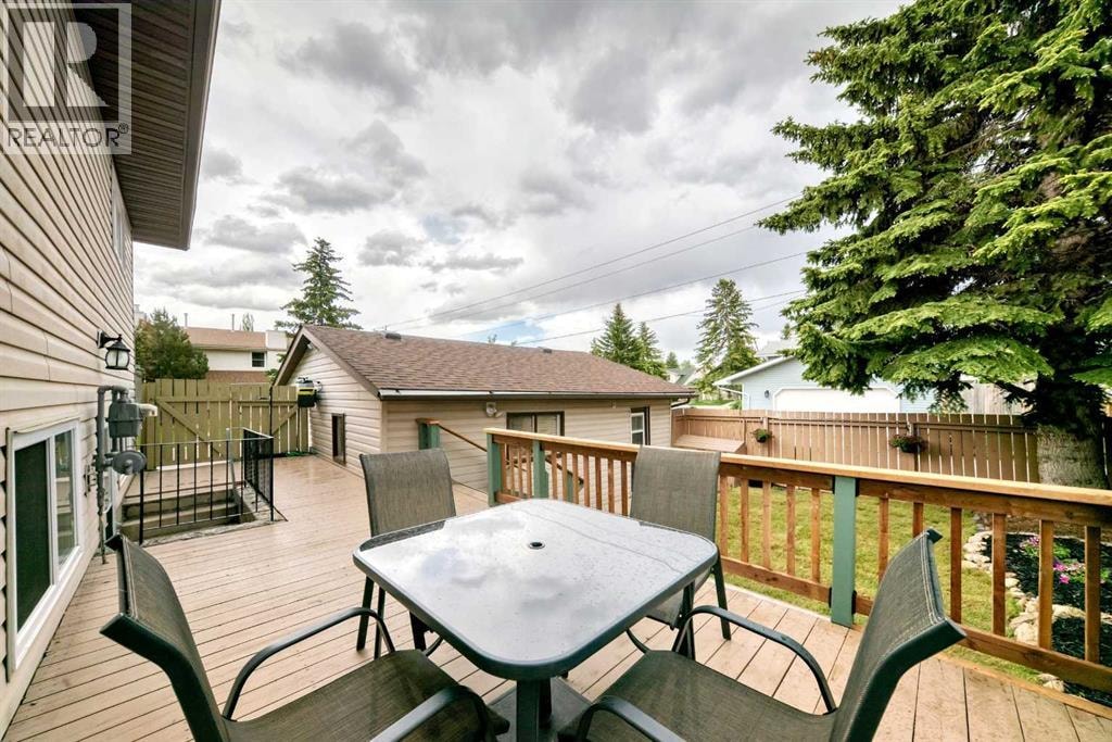584 Woodhill Place SW — photo 11