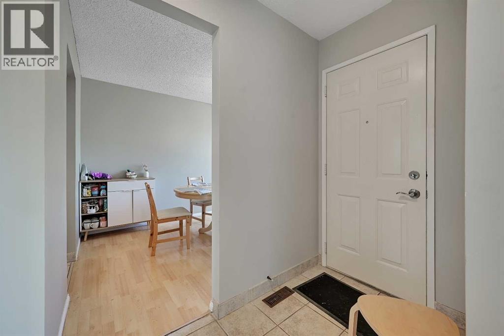 160 Strathcona Close SW — photo 6