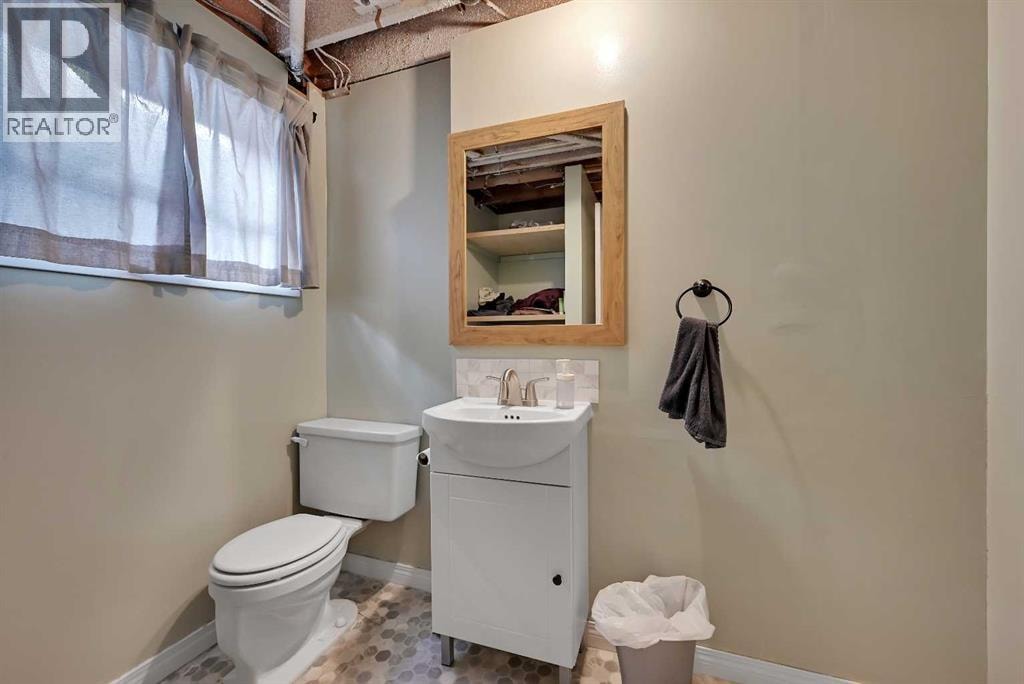 160 Strathcona Close SW — photo 19