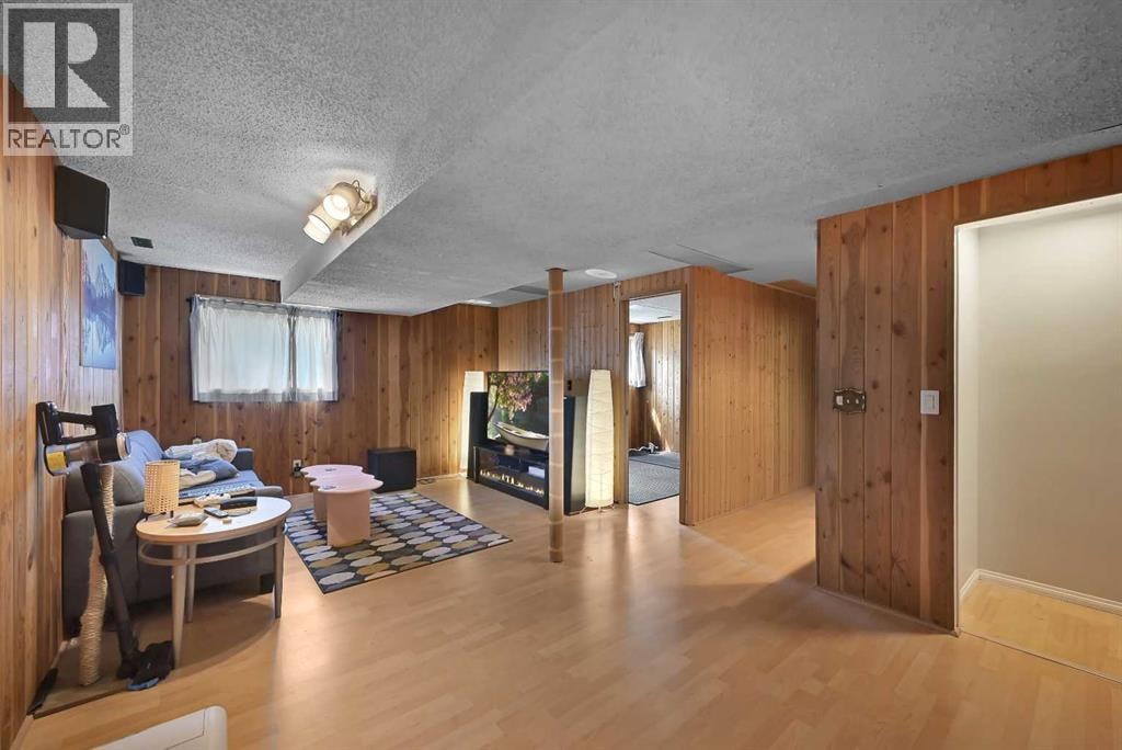 160 Strathcona Close SW — photo 16