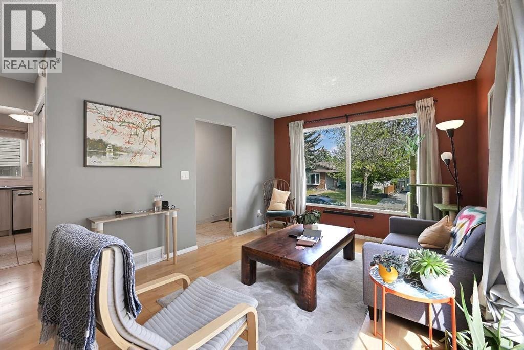 160 Strathcona Close SW — photo 5