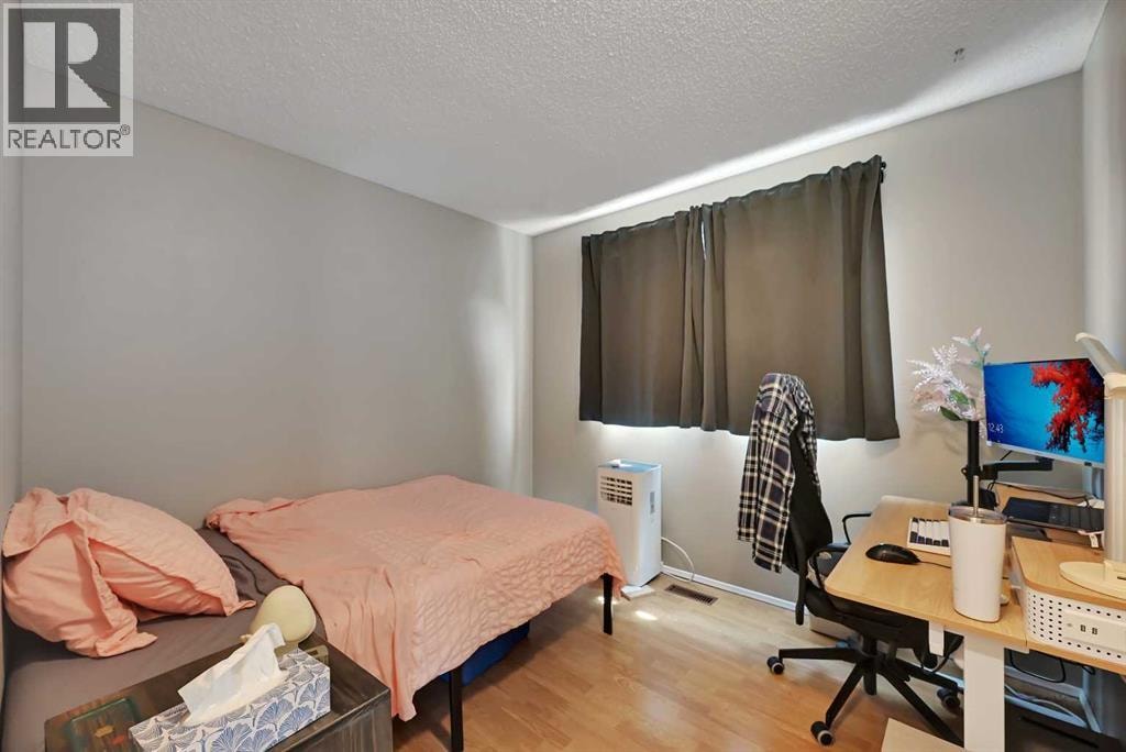160 Strathcona Close SW — photo 15