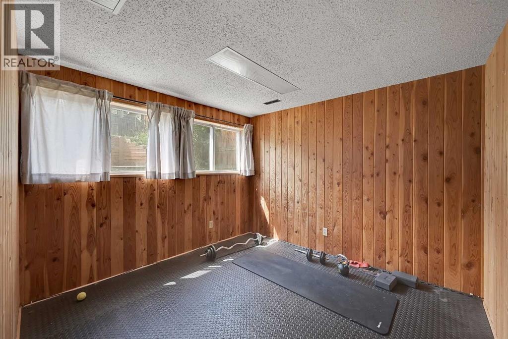 160 Strathcona Close SW — photo 18