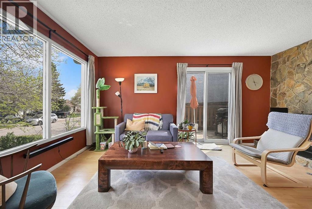 160 Strathcona Close SW — photo 3