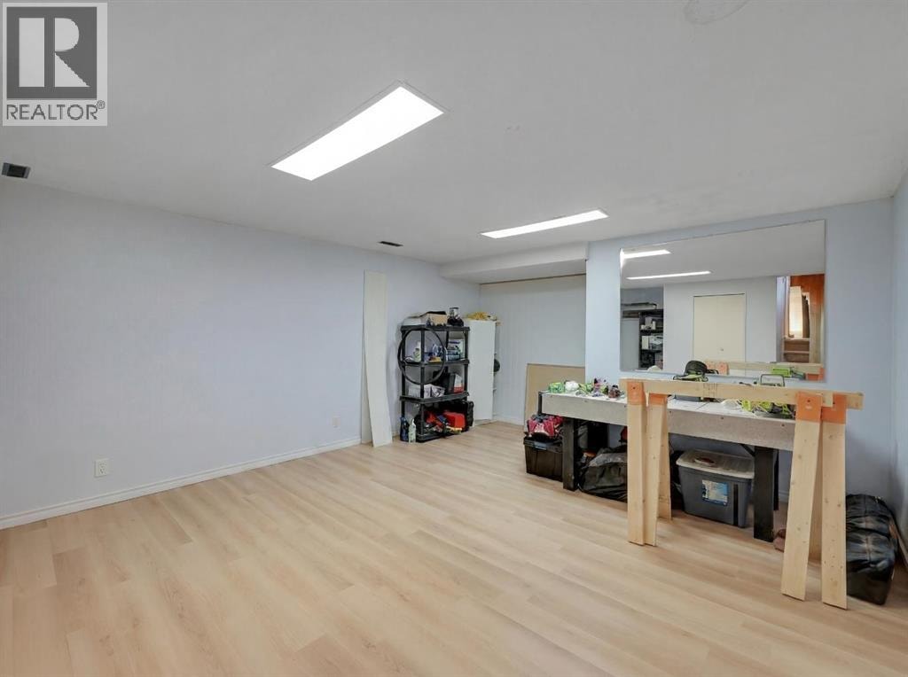 160 Strathcona Close SW — photo 21