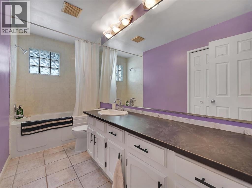 160 Strathcona Close SW — photo 10