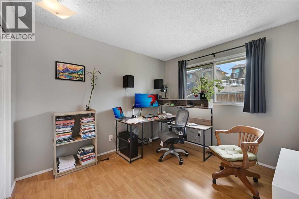 160 Strathcona Close SW — photo 13