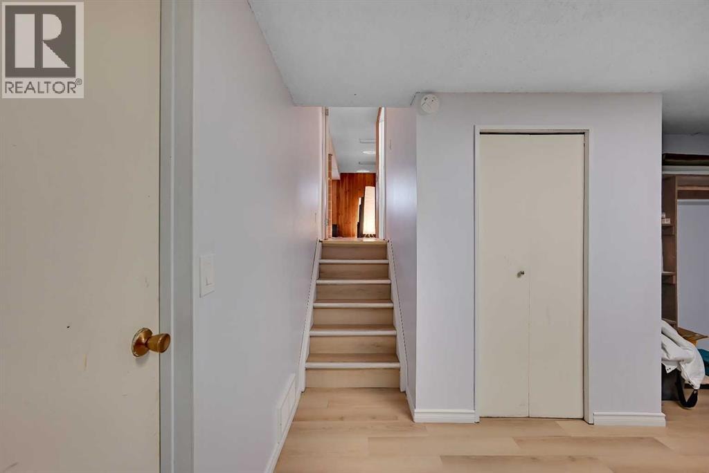 160 Strathcona Close SW — photo 20