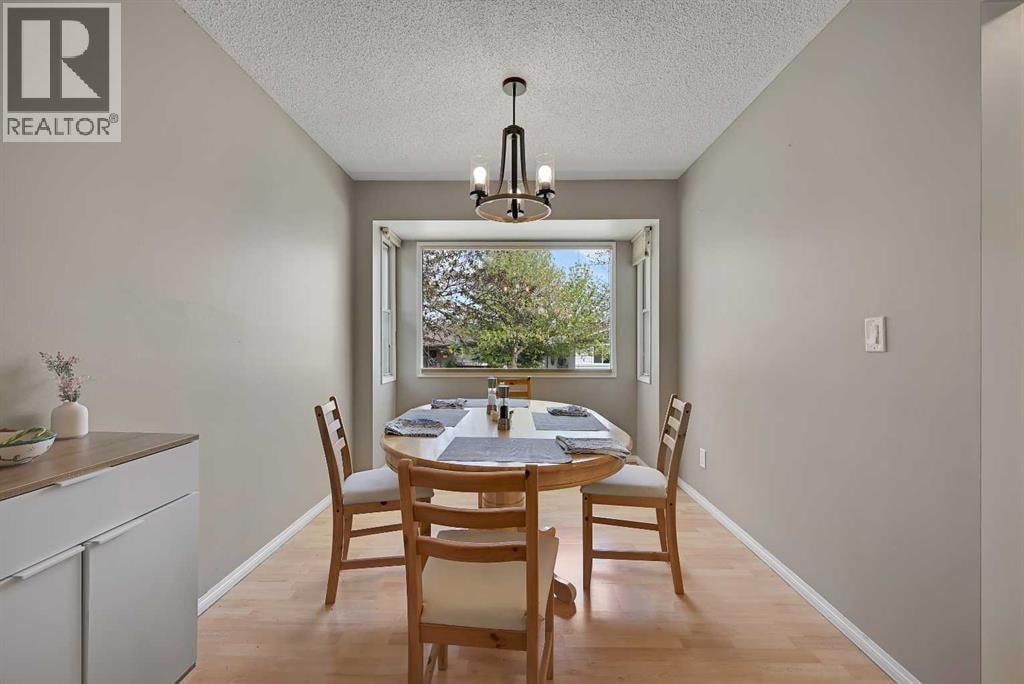 160 Strathcona Close SW — photo 8
