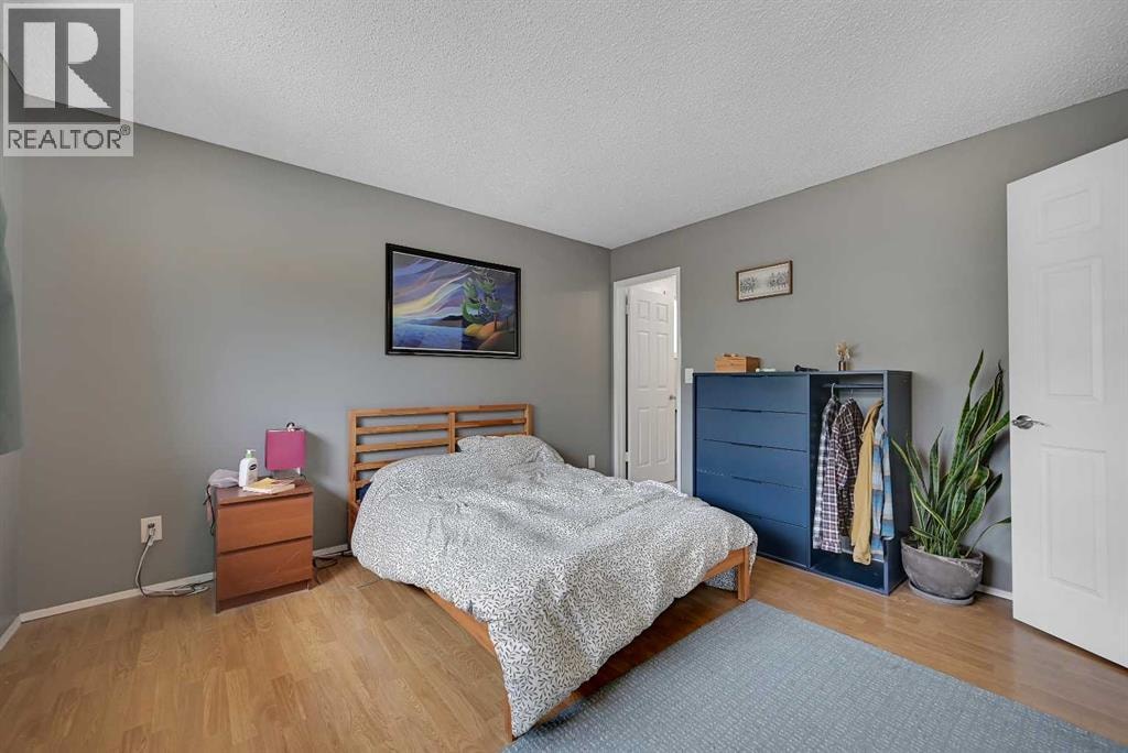 160 Strathcona Close SW — photo 12