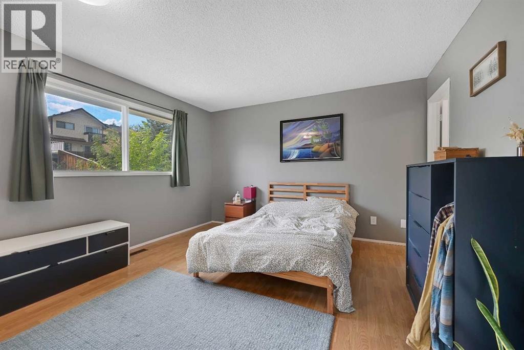 160 Strathcona Close SW — photo 11