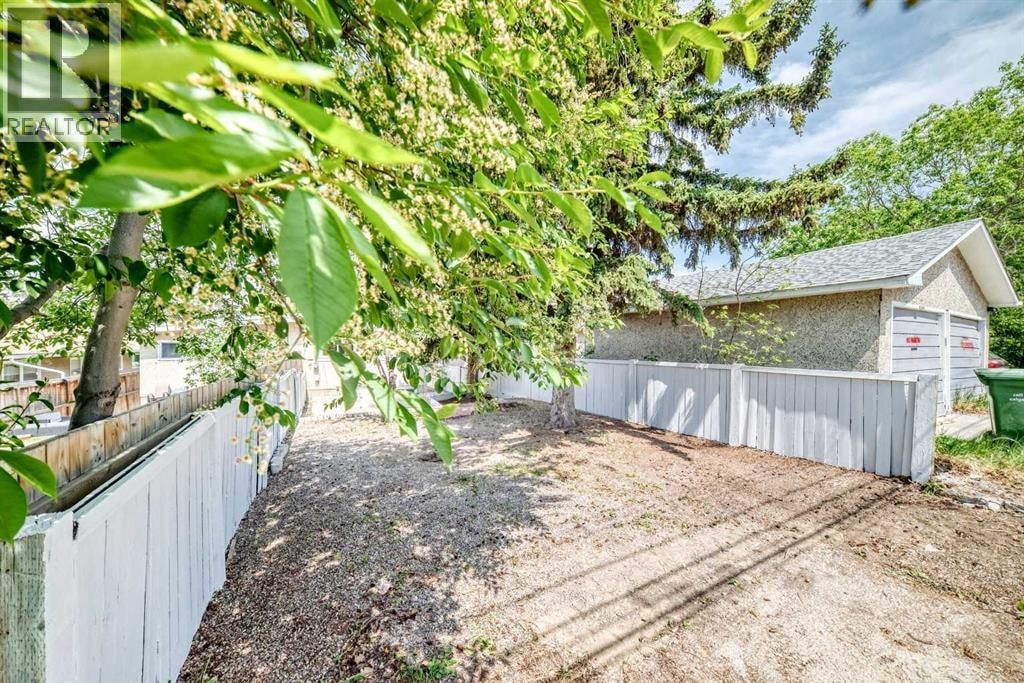1635 24 Avenue NW — photo 32