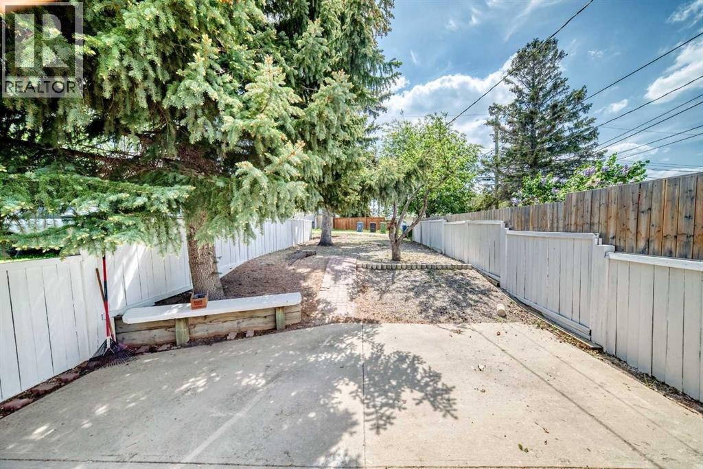 1635 24 Avenue NW — photo 34