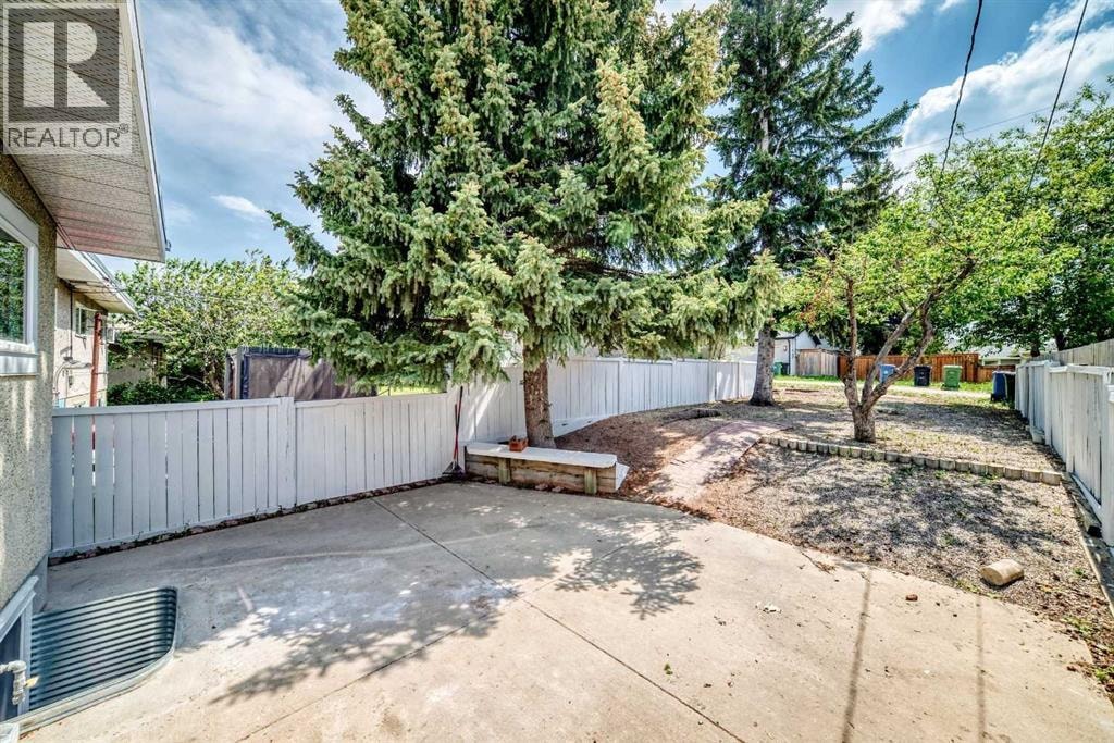 1635 24 Avenue NW — photo 35