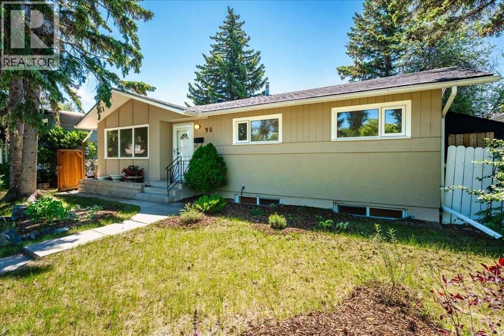 90 Armstrong Crescent SE — photo 2