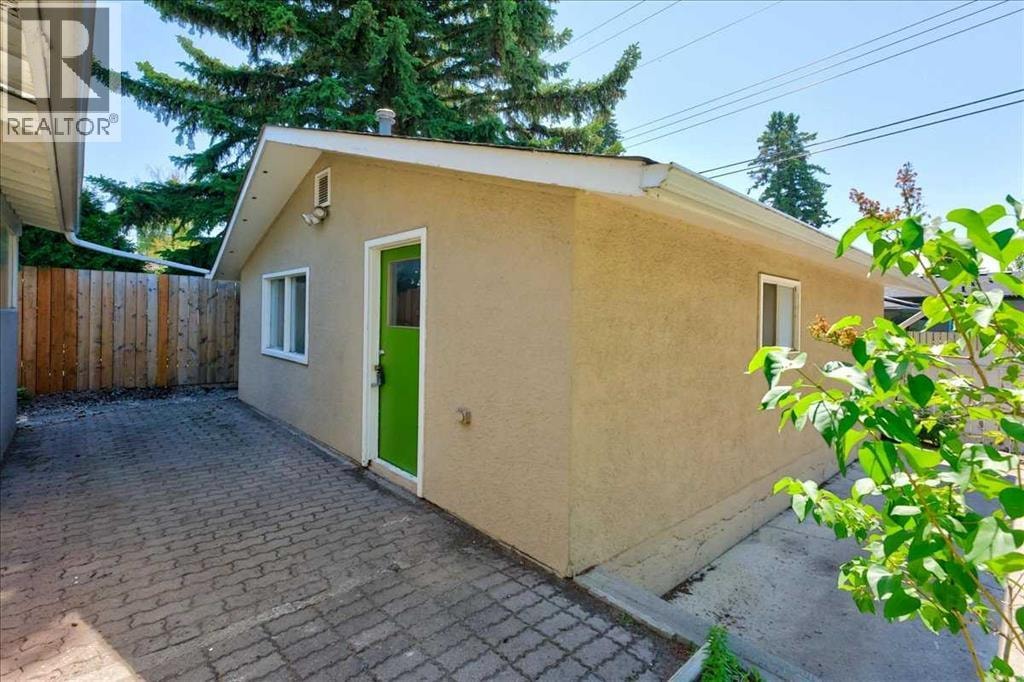 90 Armstrong Crescent SE — photo 42