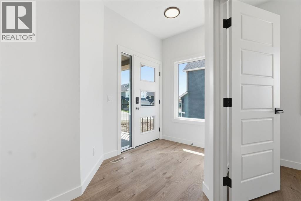 731 Langley Terrace SE — photo 2