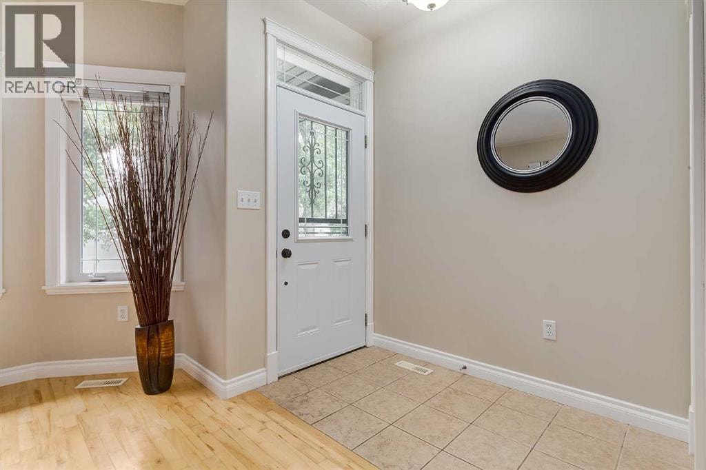 310 8 Avenue NE — photo 3