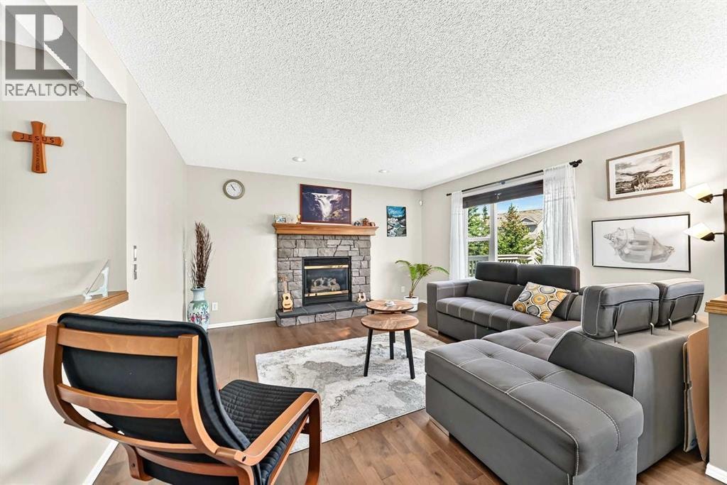 38 Royal Oak Grove NW — photo 3