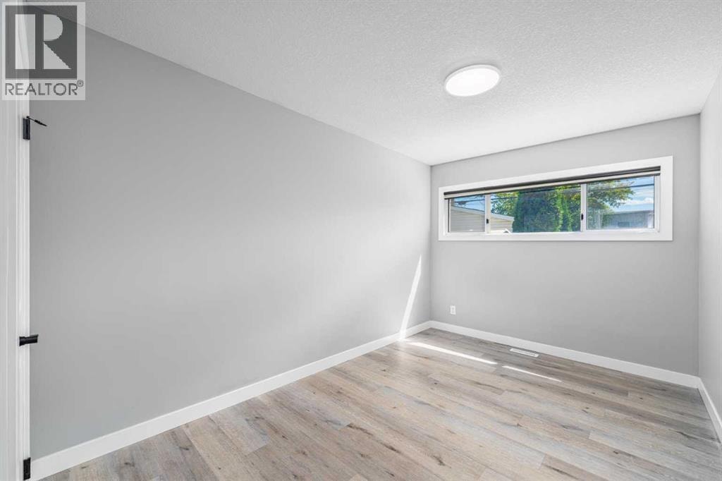727 67 Avenue SW — photo 17