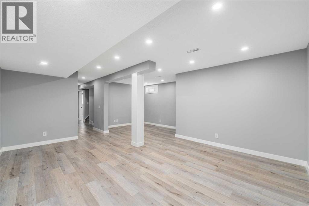 727 67 Avenue SW — photo 25