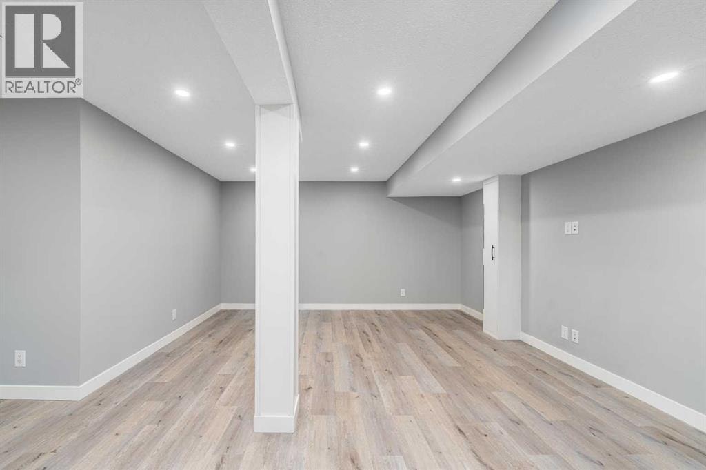 727 67 Avenue SW — photo 24