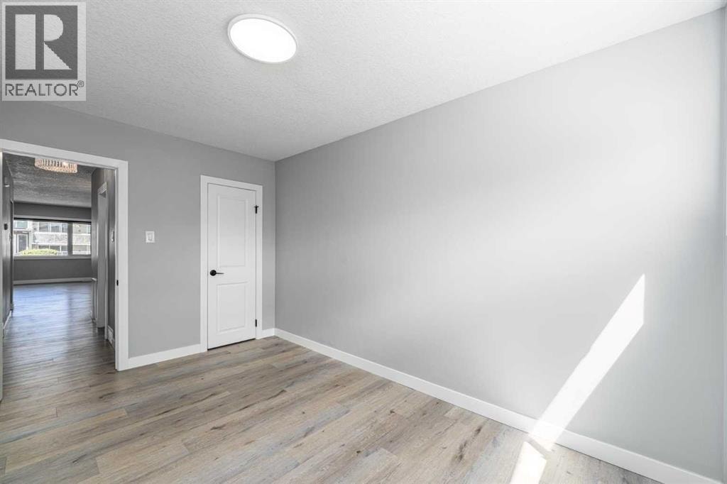 727 67 Avenue SW — photo 18