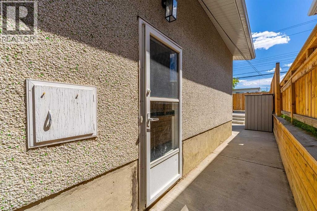 727 67 Avenue SW — photo 31