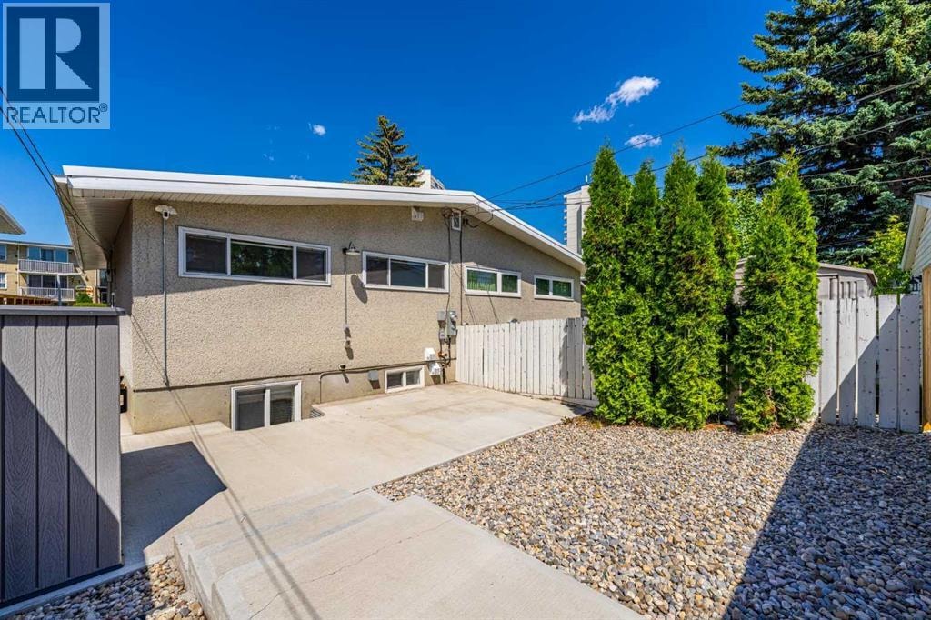 727 67 Avenue SW — photo 33