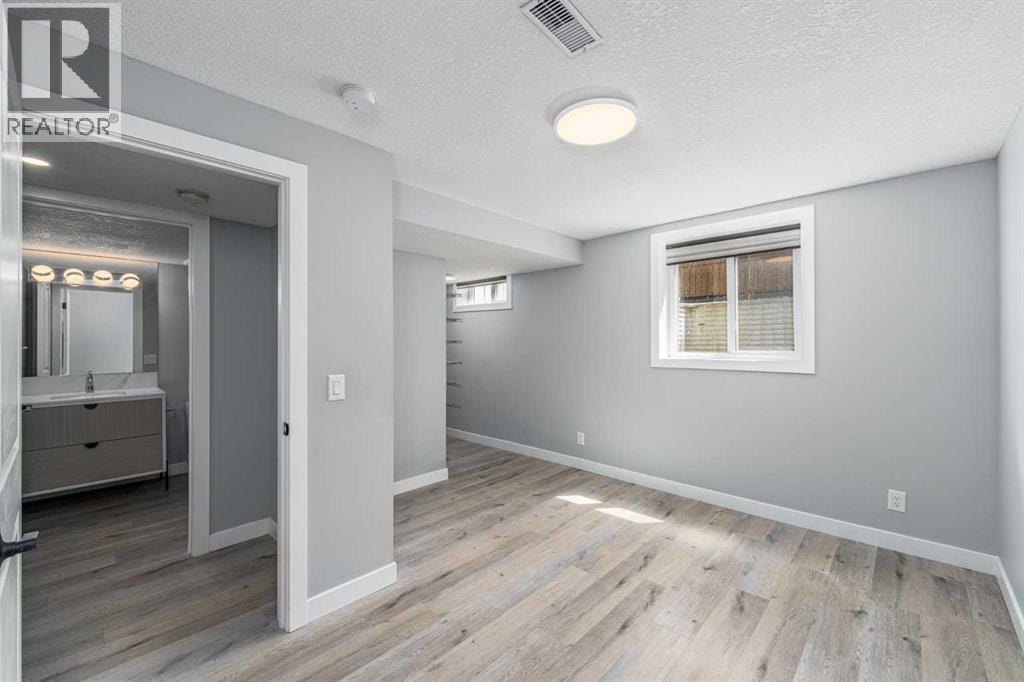 727 67 Avenue SW — photo 26