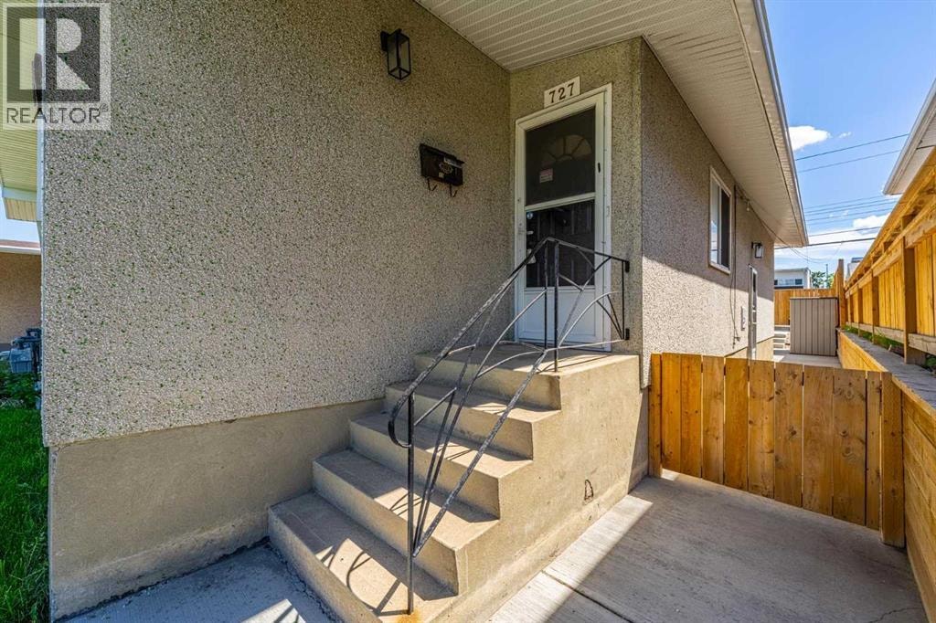 727 67 Avenue SW — photo 9