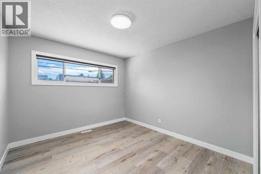 727 67 Avenue SW — photo 19